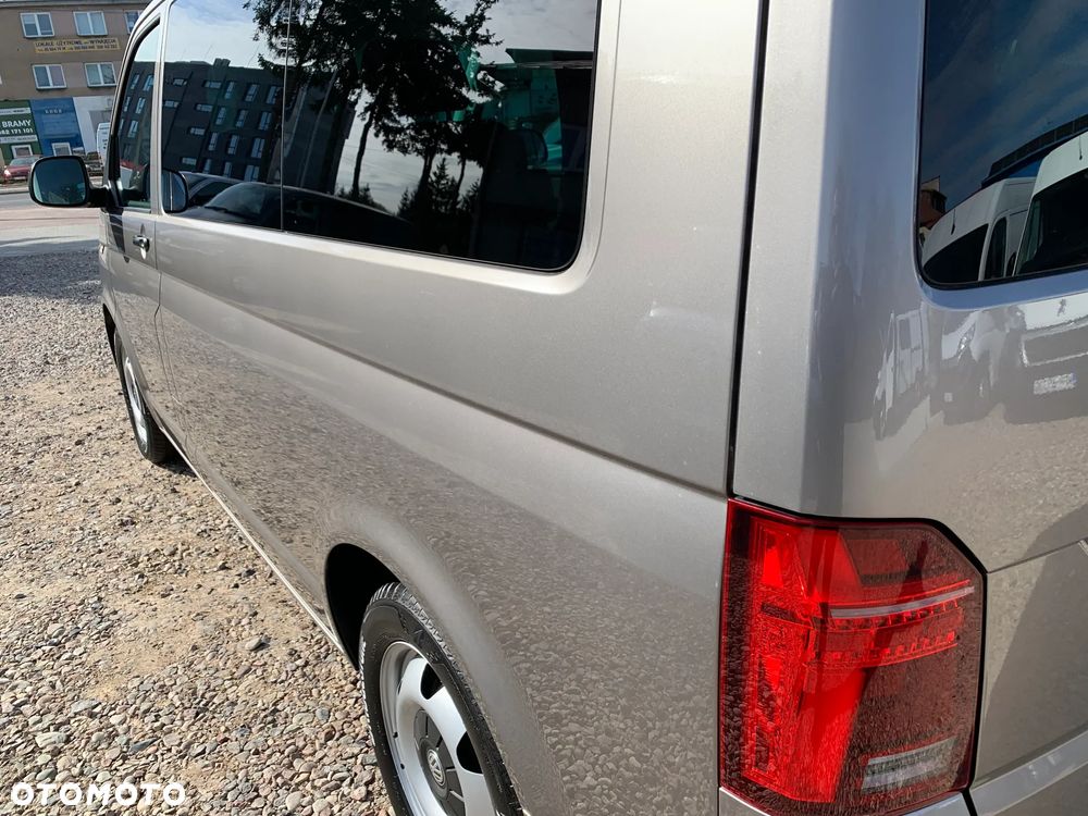 Volkswagen TRANSPORTER T6.1, DSG 4Motion, T6 4x4 plus reduktor napędów, Model BULLY MULTIVAN DELUX ORYGINAL, Światła LED, Fotele obracane kapitańskie, Dynamiczne zawieszenie komfortowe, 3 strefowa klimatyzacja, Felgi specjalne, Pakiet akustyczny, Stolik CAMPER - 20