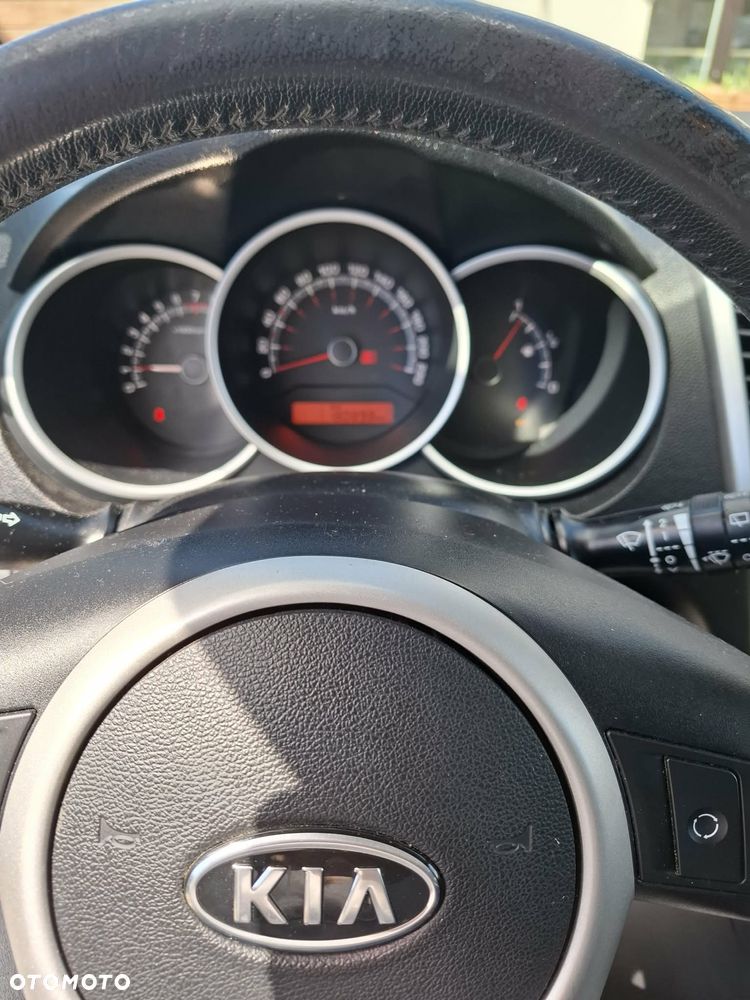 Kia Venga 1.6 L - 8