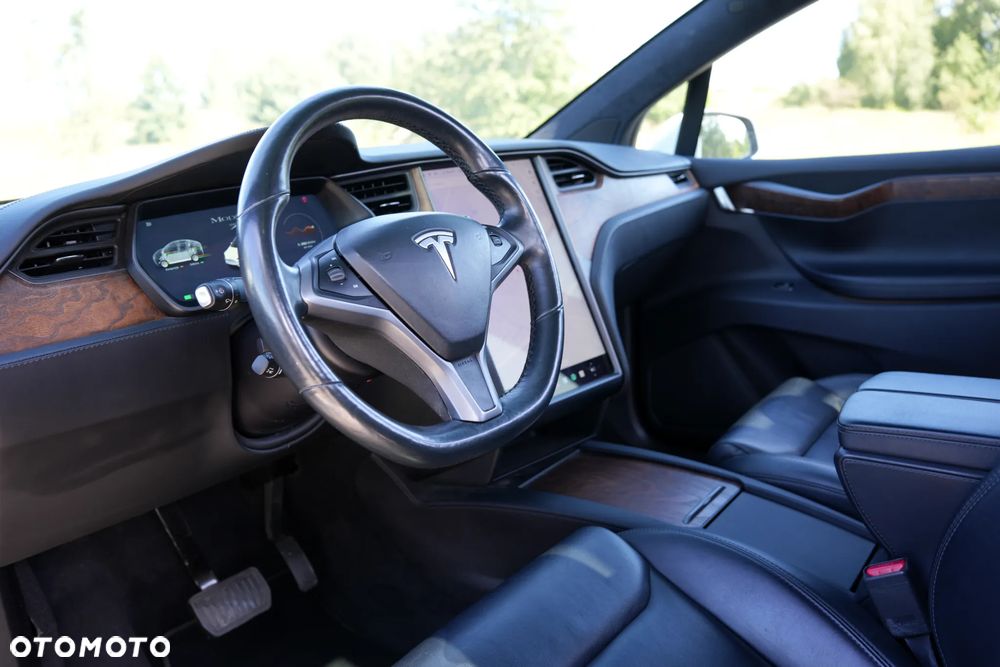 Tesla Model X - 10