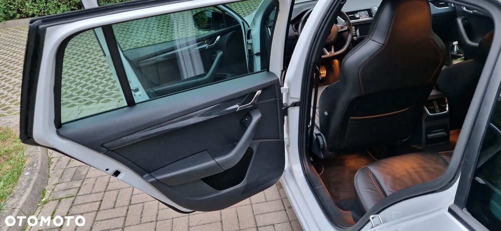 Skoda Octavia 2.0 TDI DSG RS - 11