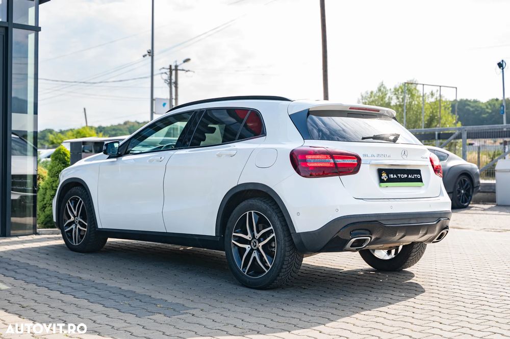 Mercedes-Benz GLA 220 d 4MATIC 7G-DCT - 4