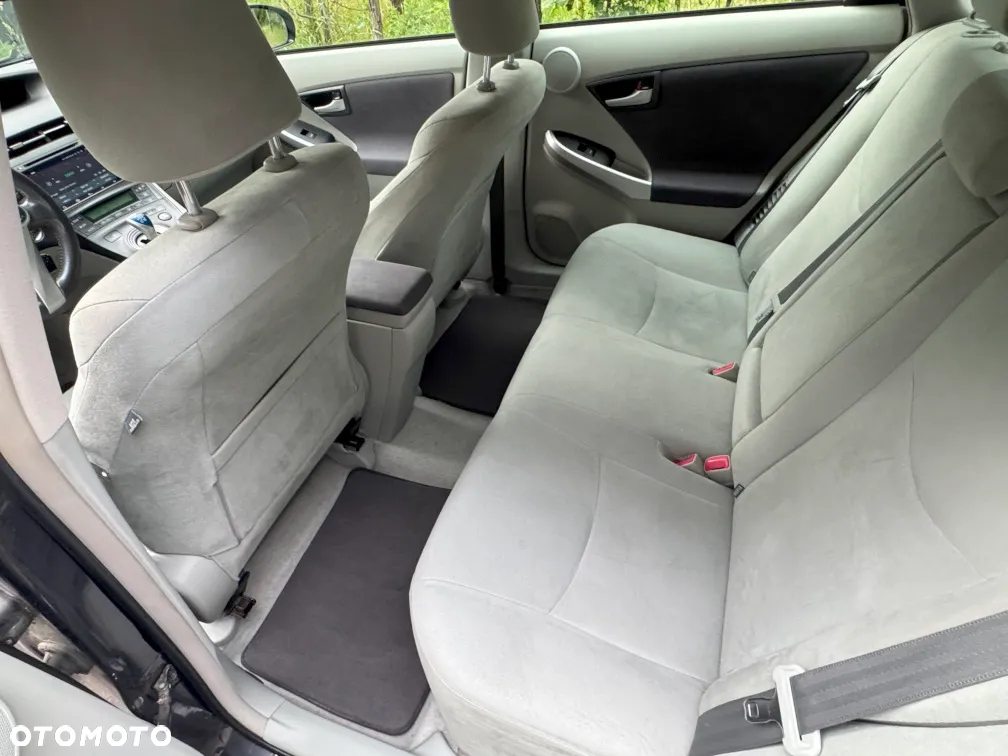 Toyota Prius (Hybrid) - 12