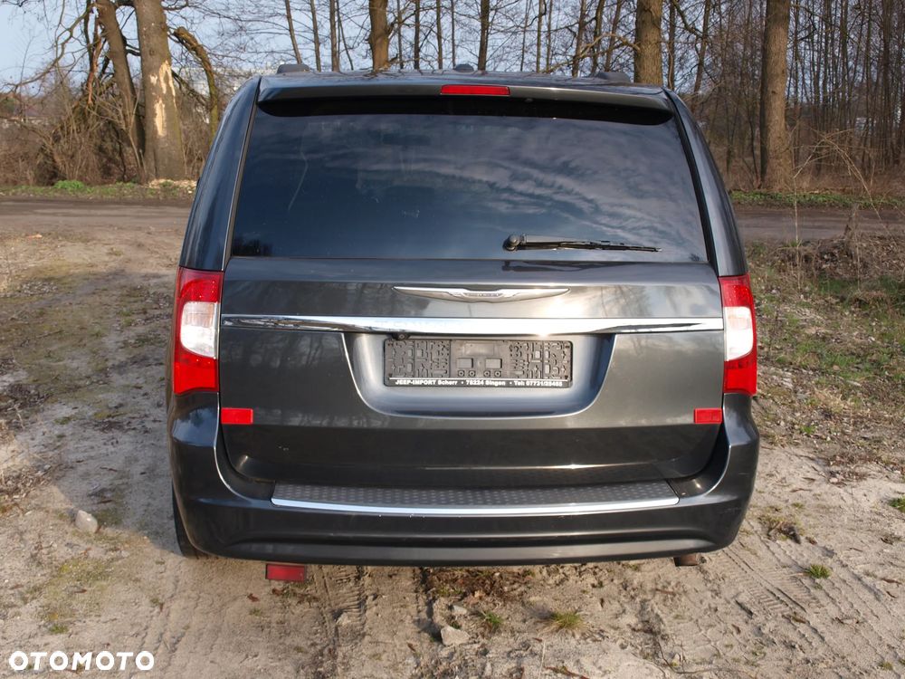 Chrysler Town & Country - 6