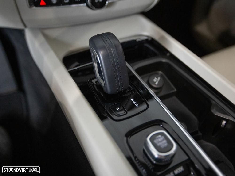 Volvo XC 60 2.0 T8 PHEV Momentum Plus AWD - 21