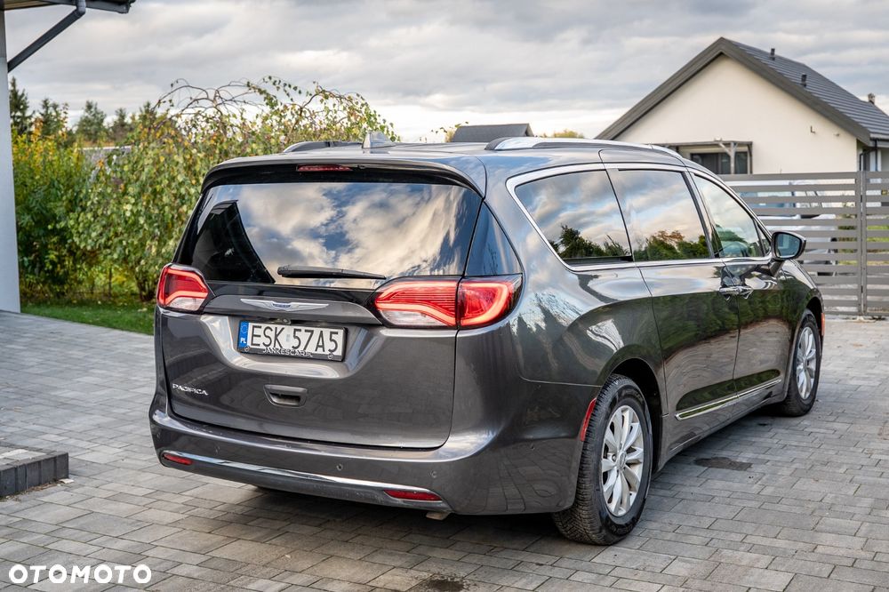 Chrysler Pacifica - 11