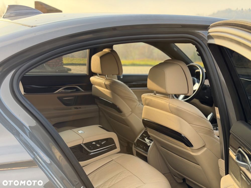 BMW Seria 7 730d xDrive mHEV - 31
