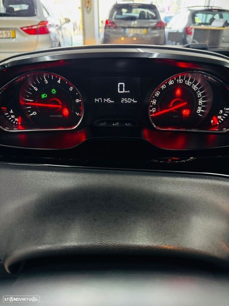 Peugeot 208 1.2 VTi SE Style - 21