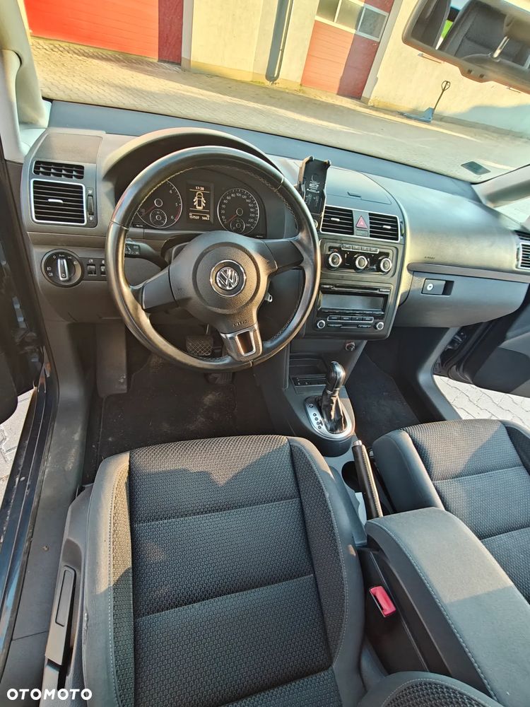 Volkswagen Touran - 11