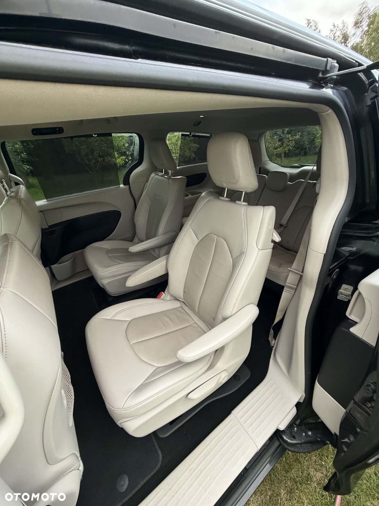 Chrysler Pacifica - 16