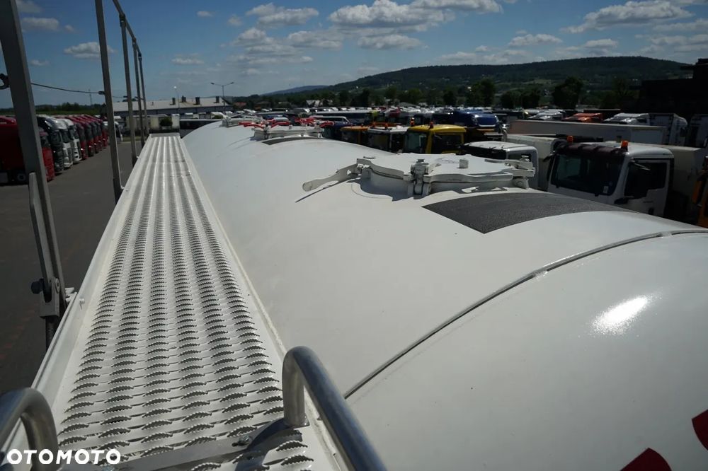 Feldbinder CEMENTONACZEPA / 3 KOMORY / 36 000 L / SILOS / DO MATERIAŁÓW SYPKICH / OŚ PODNOSZONA / SAF - 15
