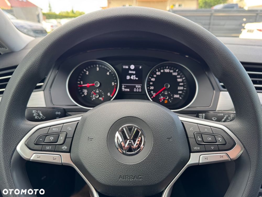 Volkswagen Passat 1.6 TDI SCR DSG Conceptline - 27
