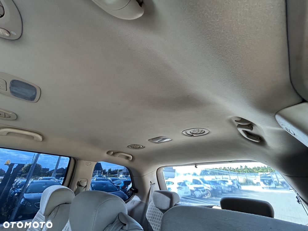 Kia Carnival - 32