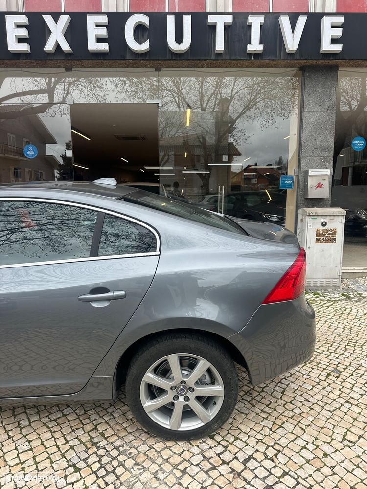 Volvo S60 2.0 D3 Momentum Geartronic - 4
