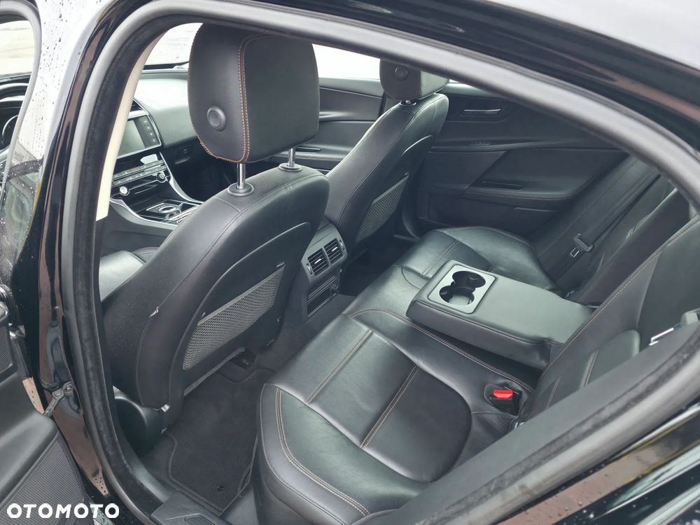 Jaguar XE 20d Prestige - 22