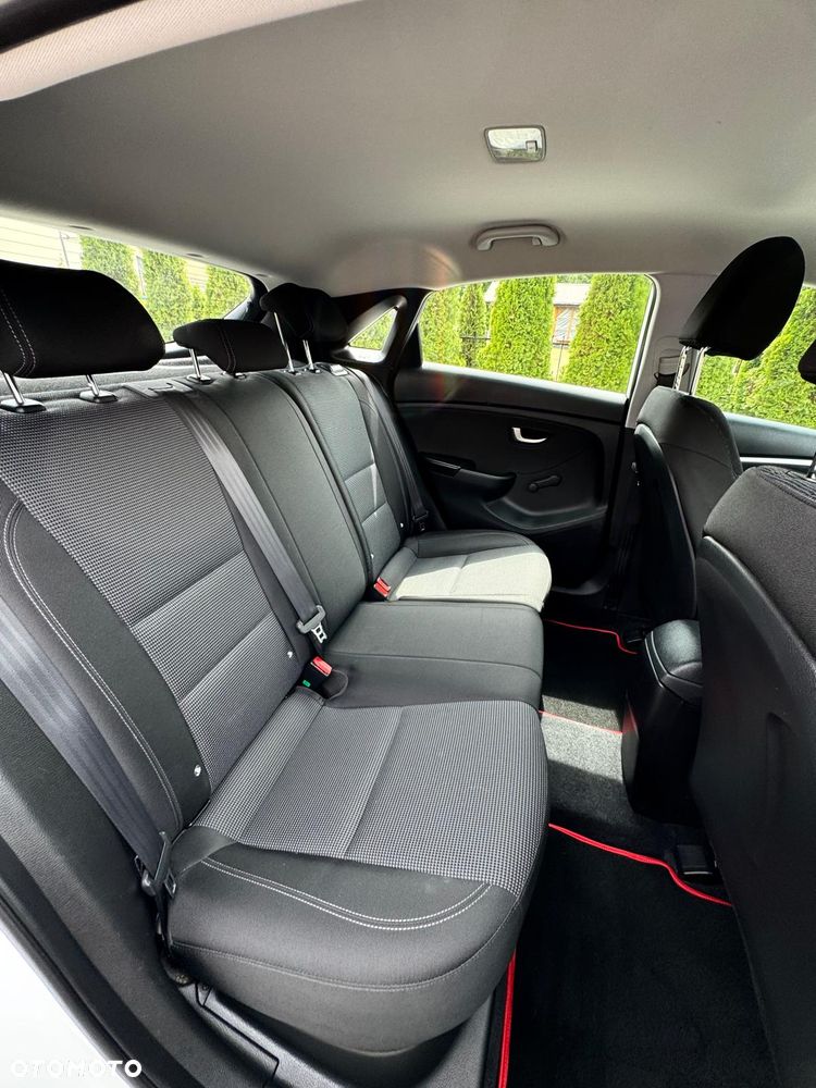Hyundai i30 1.6 D Classic + - 12
