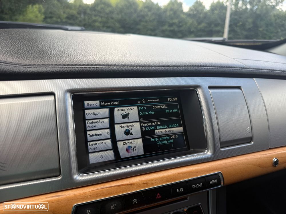 Jaguar XF Sportbrake 2.2 D Luxury - 26
