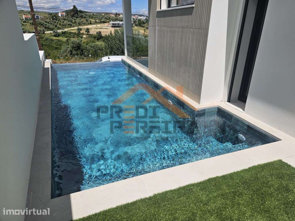 Situada em Santa Iria da Azóia, moradia T5 com piscina aquecida e r... - Grande imagem: 5/45