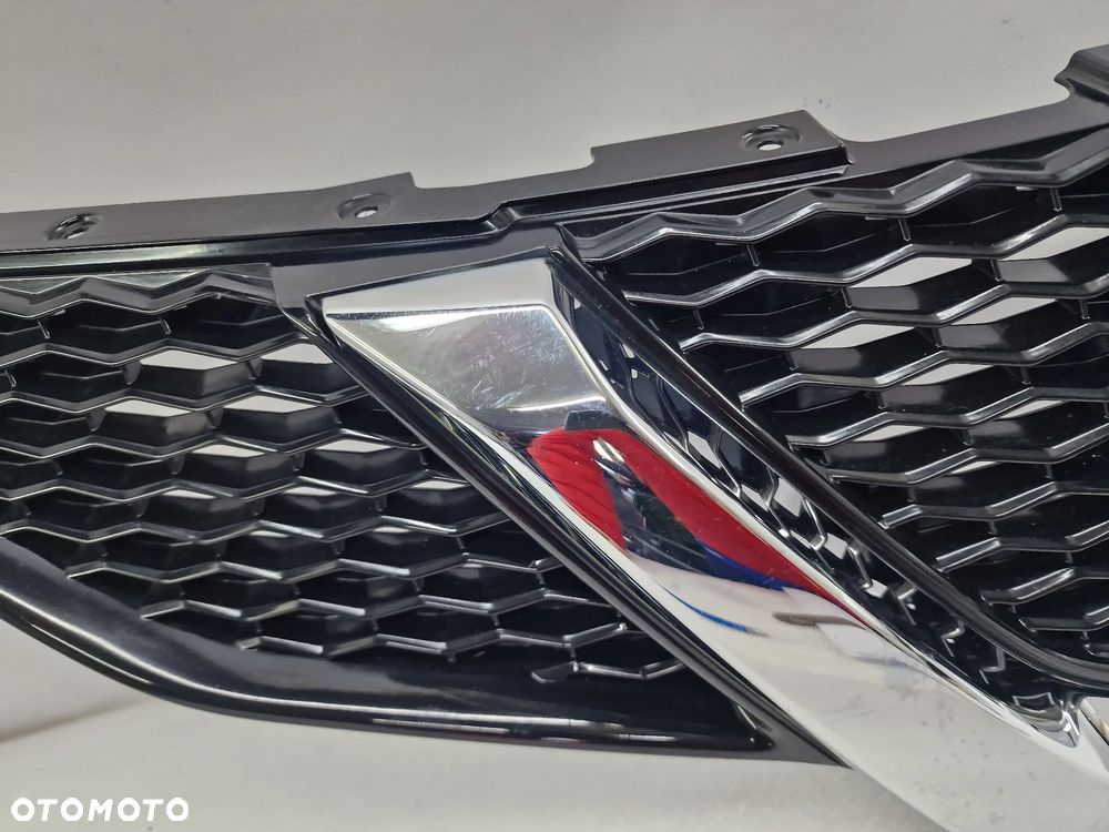 NISSAN QASHQAI J11 ATRAPA / GRILL PRZEDNI PRZÓD NA / POD KAMERĘ , NR 62310-4EA0D / 62310-4EM0D , NR AUKCJI GL265 - 4