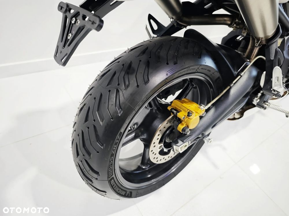 Triumph Street Triple - 12
