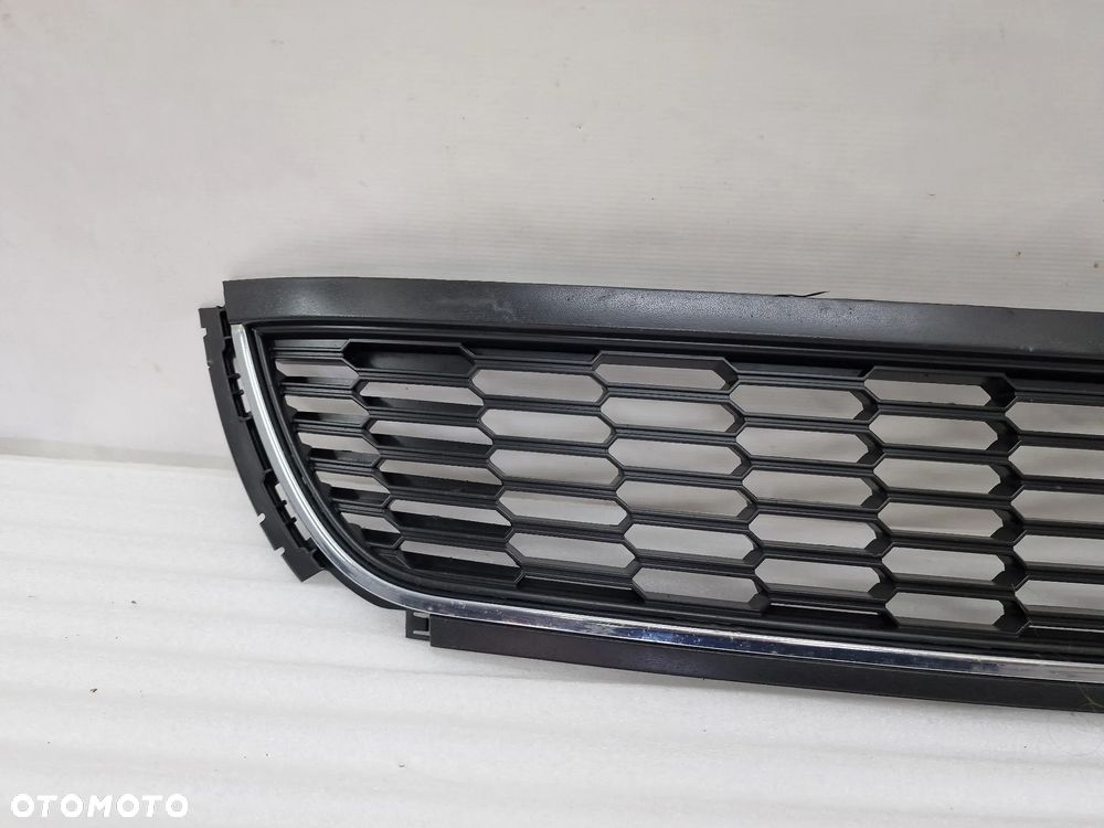 VW POLO 6R0 08- KRATKA ŚRODKOWA ZDERZAKA PRZEDNIEGO Z CHROMEM , NR 6R0853677B , NR AUKCJI K167 - 3