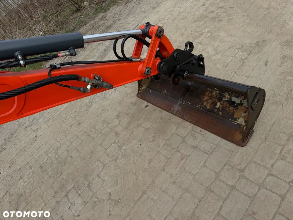 Kubota U27 Minikoparka koparka gąsienicowa 2.8 tony. jak Nówka sztuka z salonu! 2017 rok. 2200mtg. Przywieziona z Gospodarstwa Norweskiego! Zadbana Maszyna ani deka luzów i wycieków. Aktualna Dekra dokumentacja BMWT! Szybkozłącze Hydrauliczne. Szybka wolna jazda.Zamki na tłokach. Wersja Norweska!! OKAZJA - 12