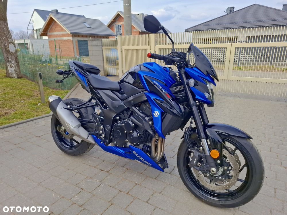 Suzuki GSX - 6