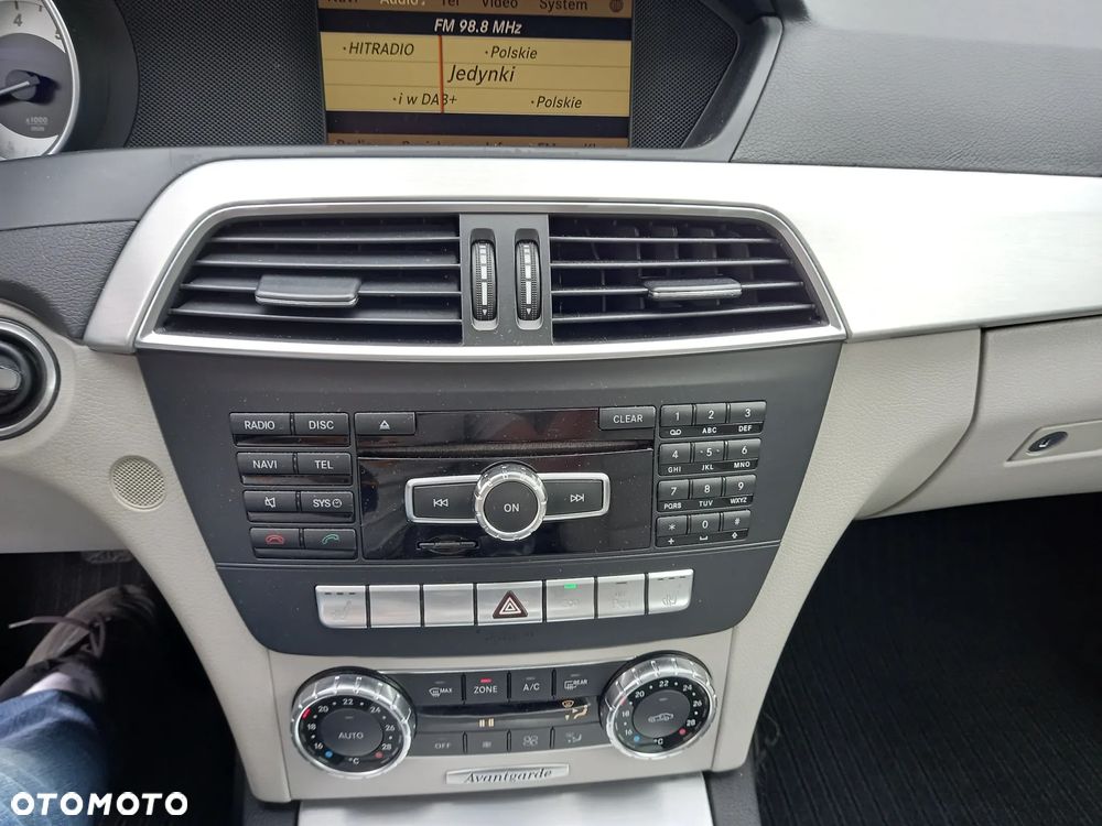Mercedes-Benz Klasa C 200 CGI BlueEFFICIENCY Avantgarde - 35