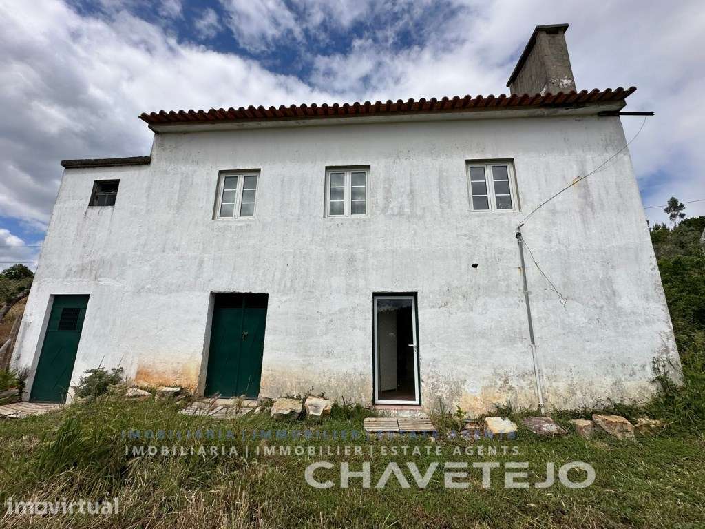 Quintinha com duas casas de campo e uma arrecadação a cerca de 4 km... - Grande imagem: 4/45