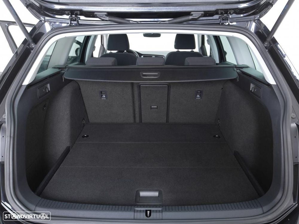 VW Golf Variant 2.0 TDi R-Line DSG - 11