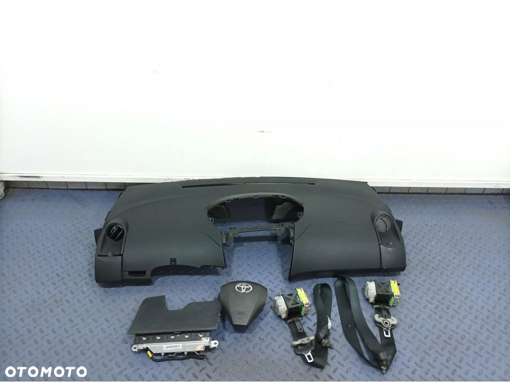 TOYOTA YARIS II DESKA ROZDZIELCZA KONSOLA PULPIT AIRBAG PODUSZKI PASY - 1