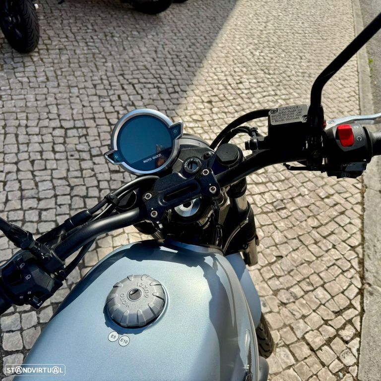 Moto Guzzi V7 Stone - 12