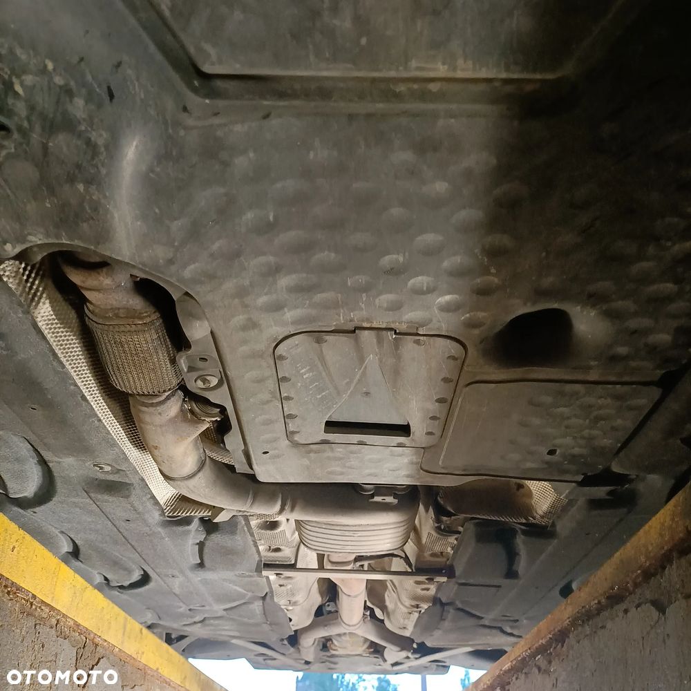 Mercedes-Benz Klasa E 300 T BlueTEC 7G-TRONIC - 38