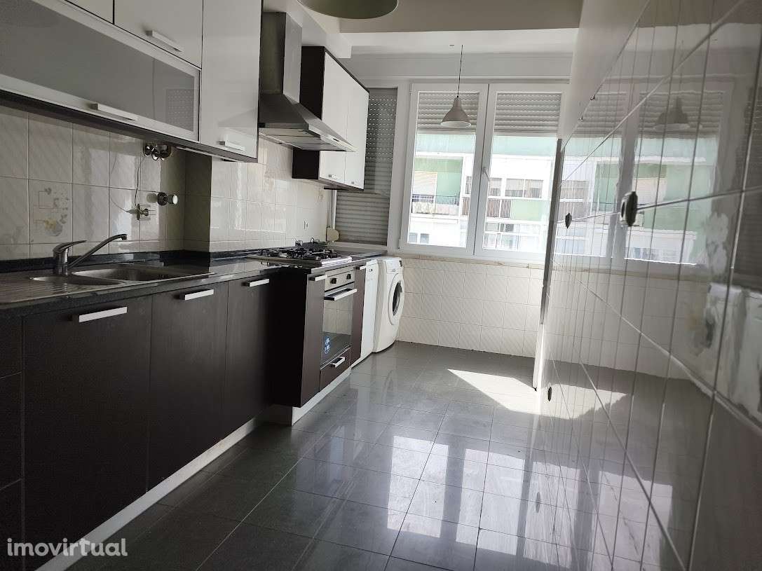 T2 com varanda e elevador em Mina de Água, Lisboa - Grande imagem: 3/22