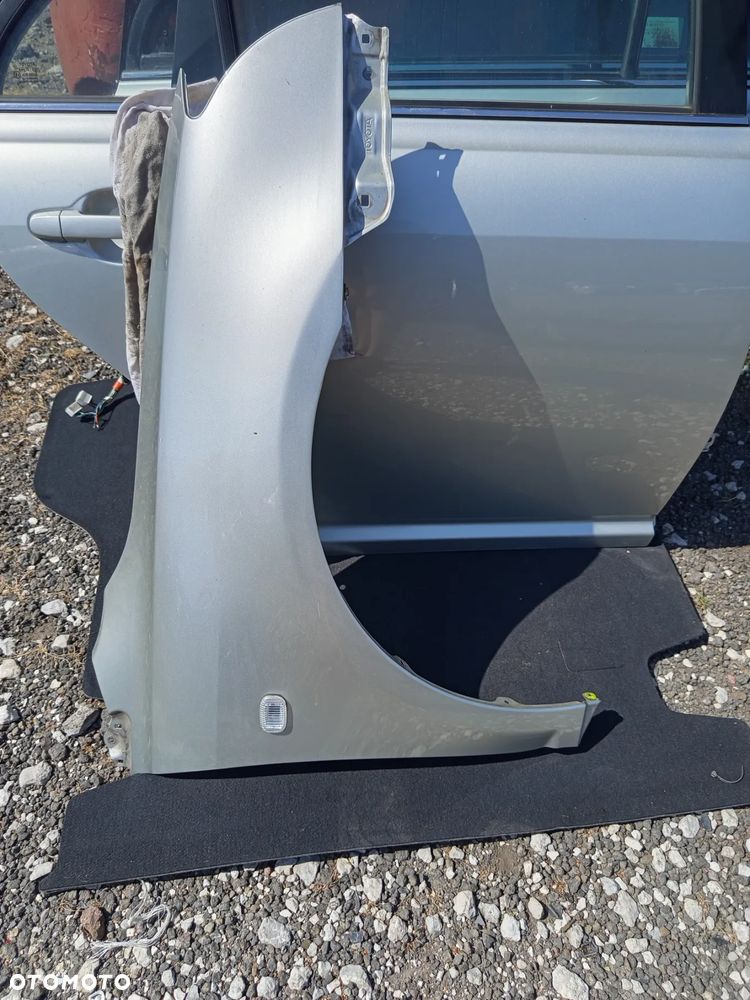 Toyota Avensis T25 błotnik przedni prawy 1C0