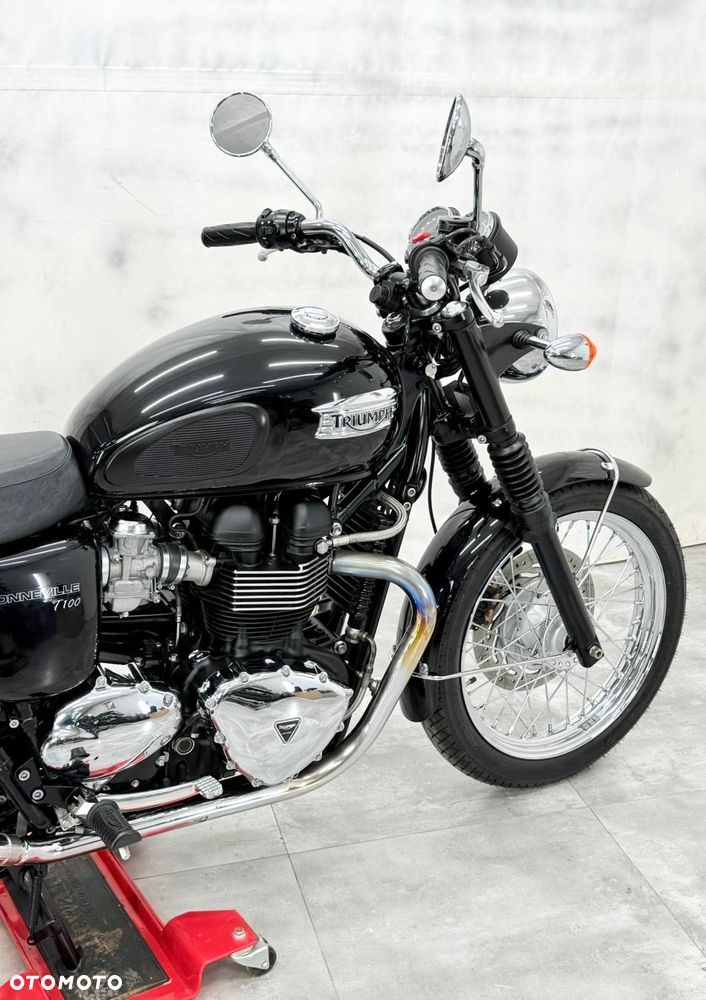 Triumph Bonneville - 10