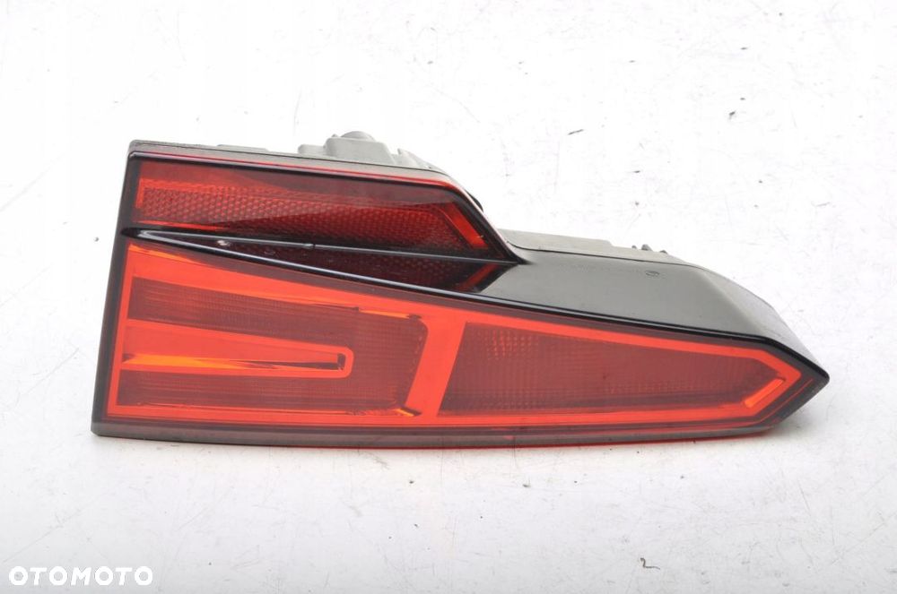 AUDI A4 B9 LAMPA PRAWY TYŁ W KLAPĘ 8W5945076A - 1