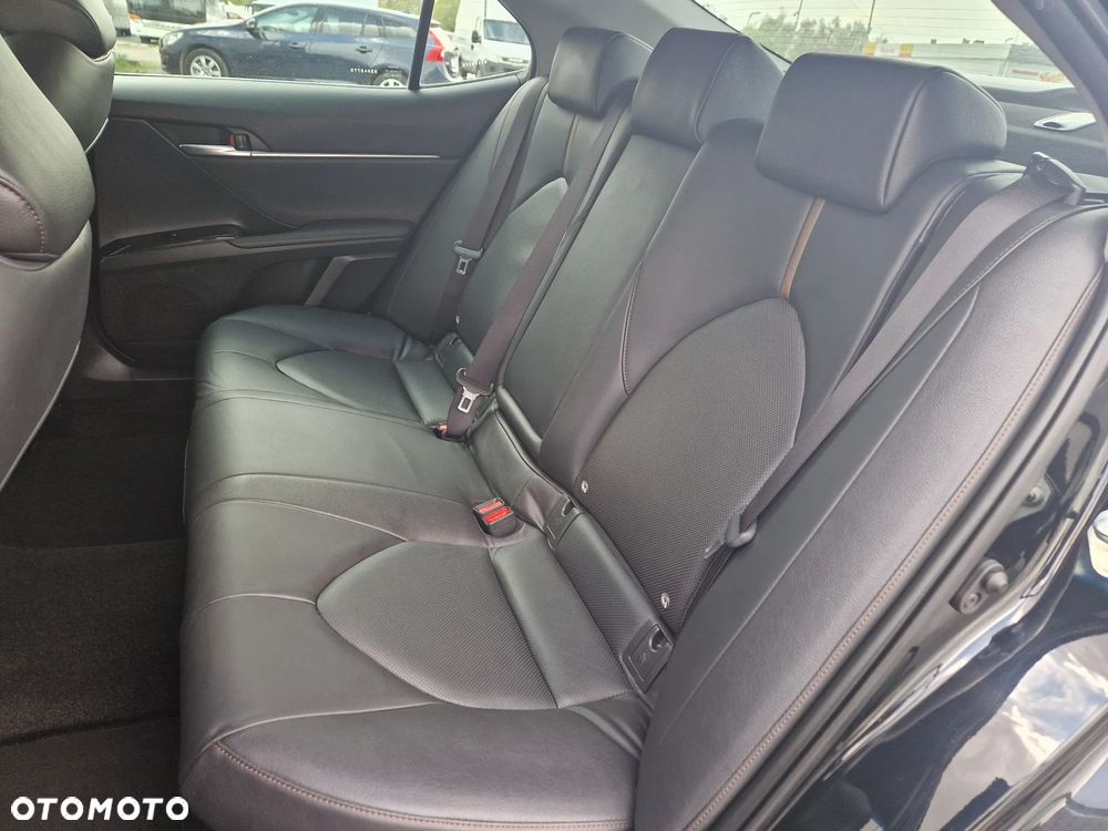 Toyota Camry Luxury - 24
