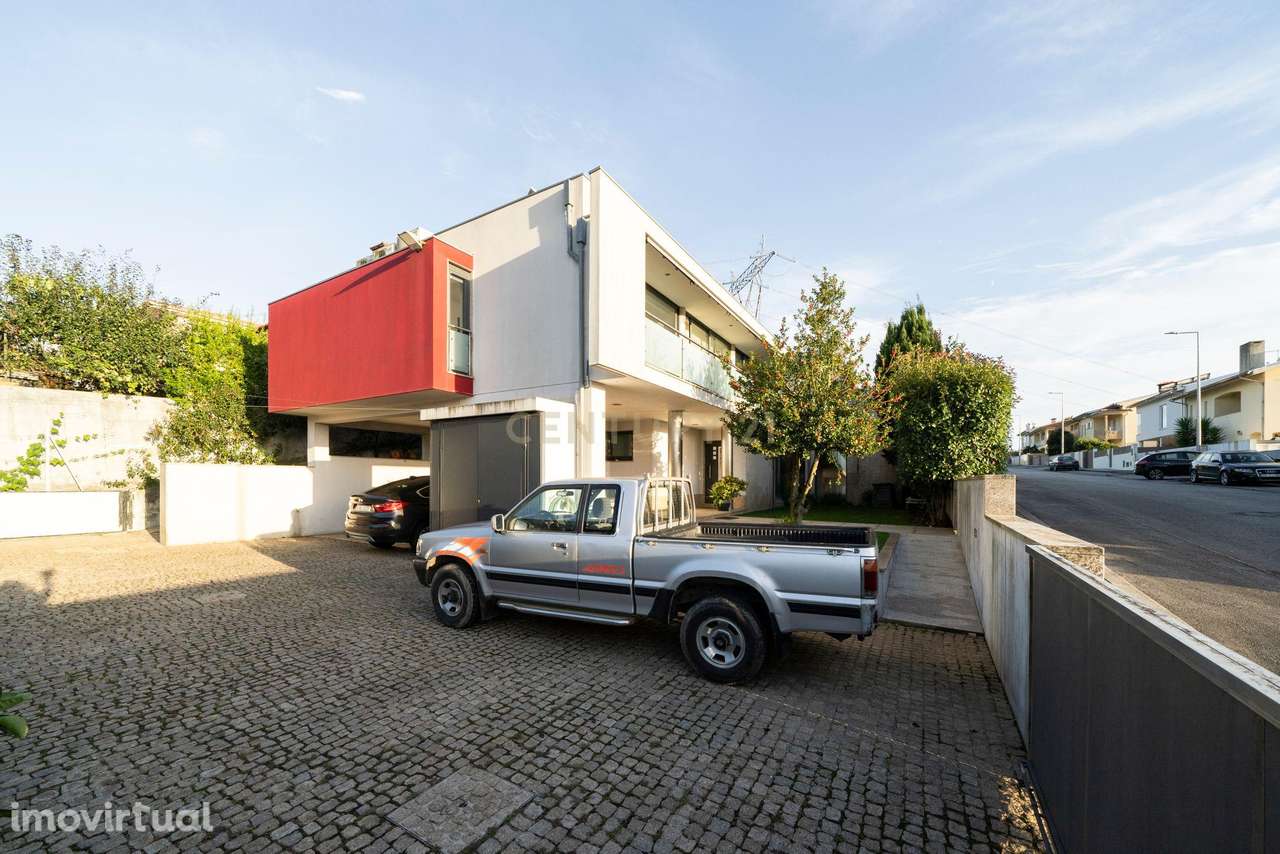 Moradia T4+2 Arquitetura Moderna com Garagem e Anexos | Oliveira de Az - Grande imagem: 3/57