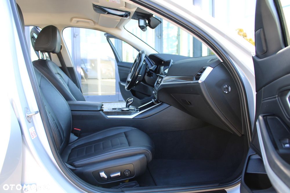 BMW Seria 3 330i Sport Line - 32