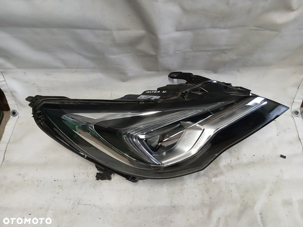 Opel Astra K Prawy Reflektor Główny Przedni 7967200000 - 2