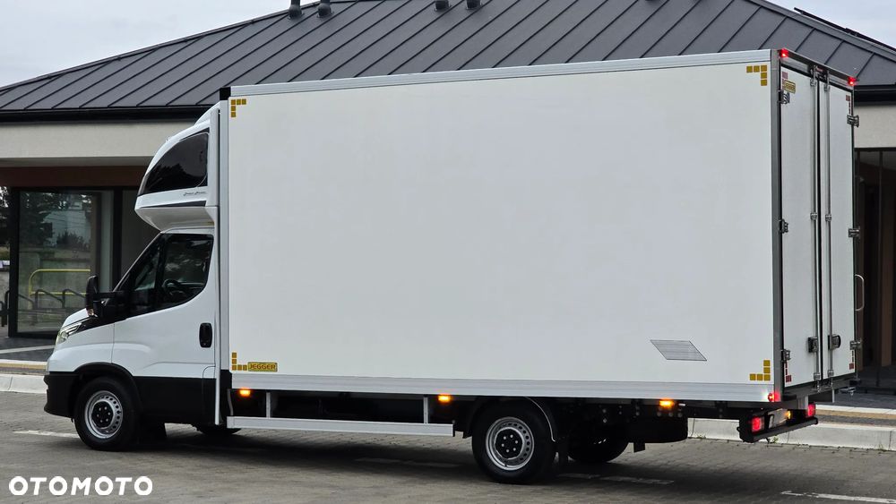 Iveco ❗️❗️DAILY 3.0 180KM 35S18 ❗️❗️ZABUDOWA JEGGER 10 PALET / KONTENER 5M / PODUSZKI PNEUMATYCZNE / SKRZYNIA MANUALNA / NAWIGACJA / TEMPOMAT ADAPTACYJNY / KABINA SYPIALNIANA / LEKKI KONTENER / WERSJA WZMOCNIONA / SALON POLSKA / FULL LED / RAMA / MAKSYMALNA OPCJA WYPOSAŻENIA❗❗ STAN - JAK NOWY ❗️ - 23
