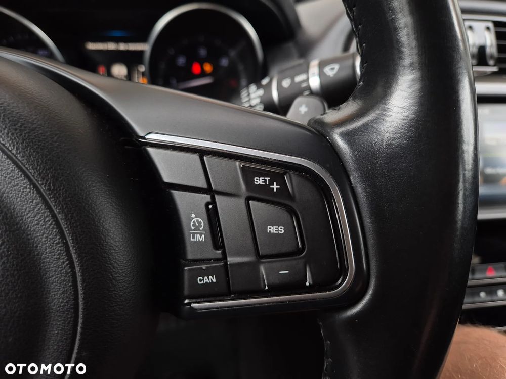 Jaguar XE 2.0 D Pure - 13