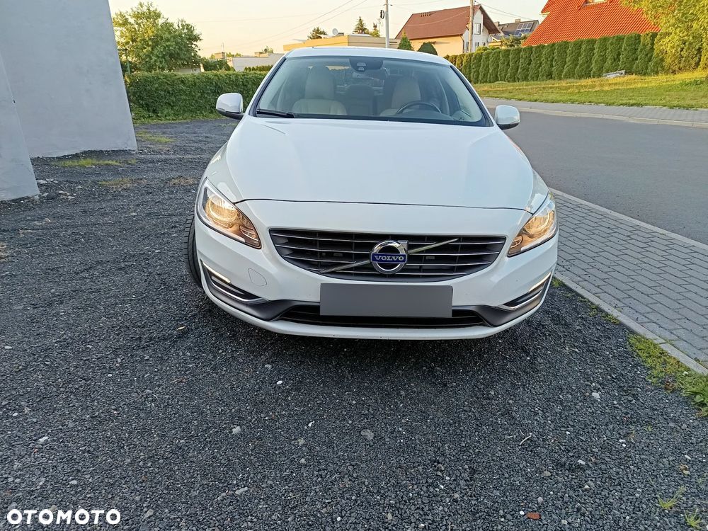Volvo S60 T5 Momentum Pro - 1