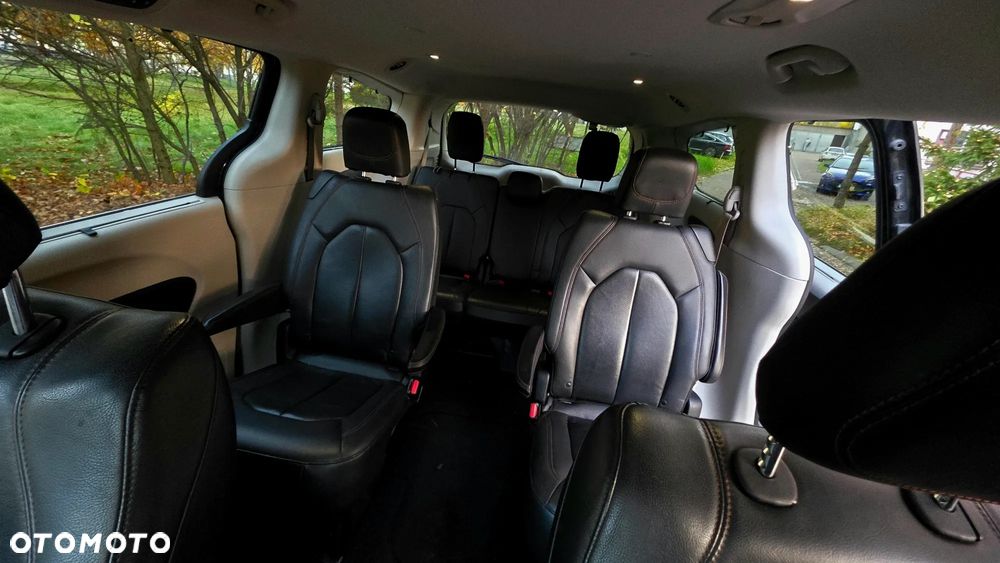 Chrysler Pacifica - 12