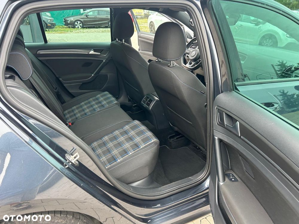 Volkswagen Golf - 26