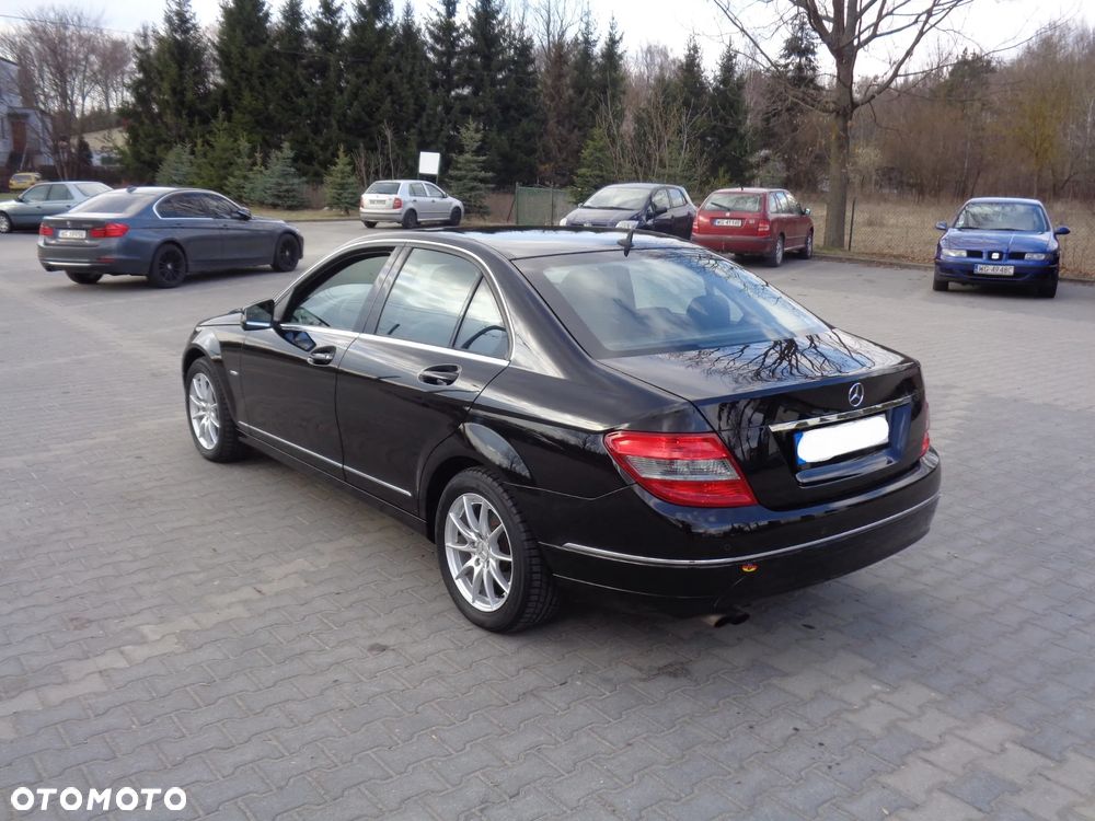 Mercedes-Benz Klasa C 180 CGI BlueEFFICIENCY Avantgarde - 3