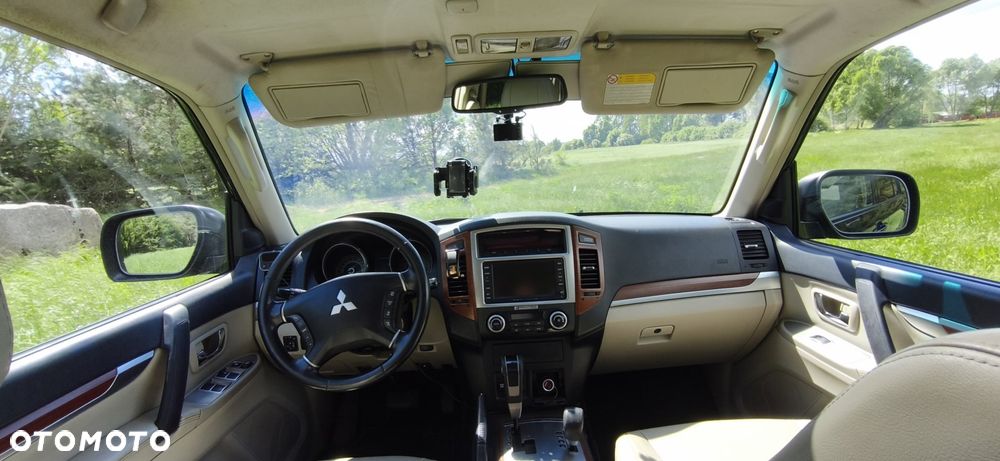 Mitsubishi Pajero - 13