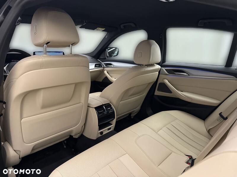 BMW Seria 5 530d xDrive mHEV - 18