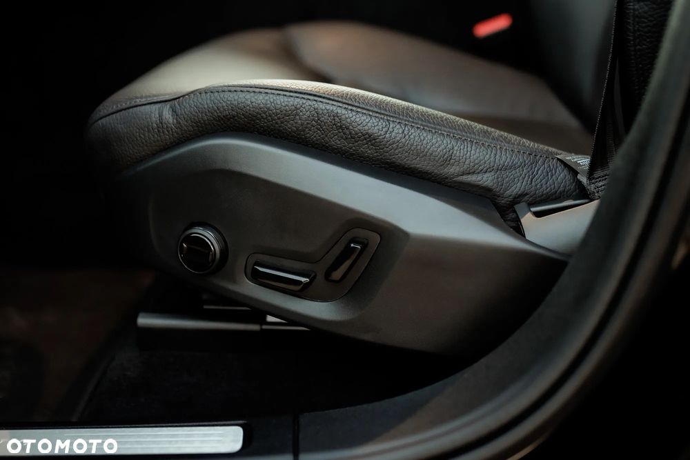 Volvo XC 60 B5 B AWD Plus Black Edition - 36