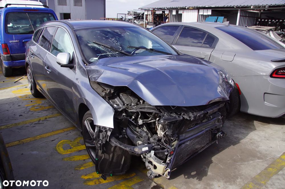 Auto na części - Volvo V60 I Lift R-Design 2.0 D2 120 KM D4204T8 M66 714 2015R Silnik Skrzynia Drzwi Szyba Lusterko Zderzak Klapa Lampa Sterownik Moduł Czujnik Deska Kokpit Licznik Wyświetlacz - 2